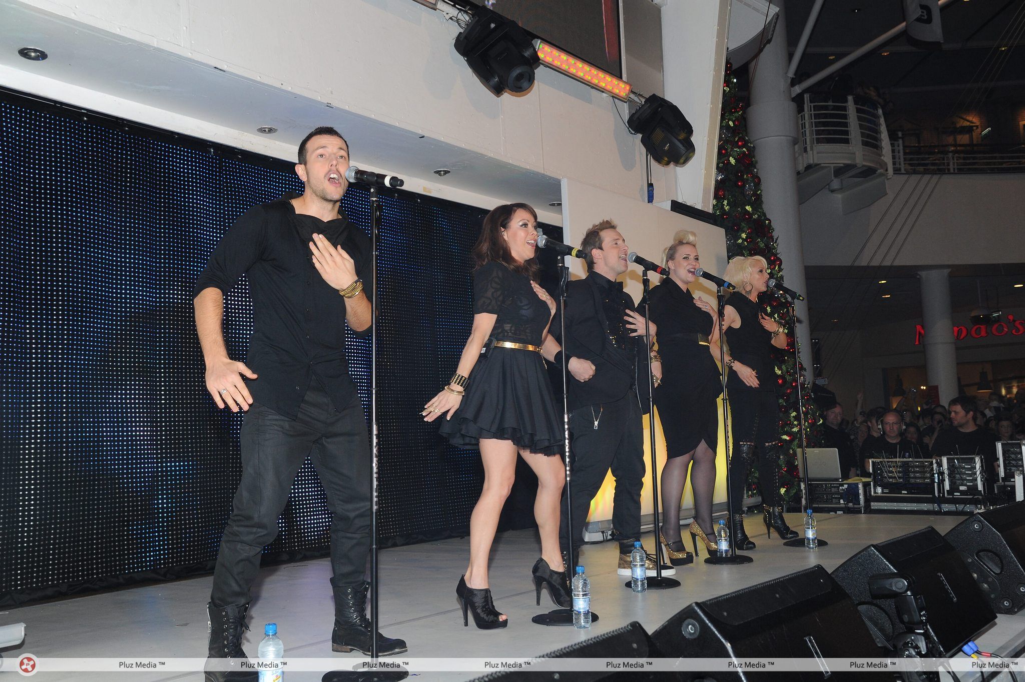 Steps' performs live at the Trafford centre in Manchester | Picture 111536